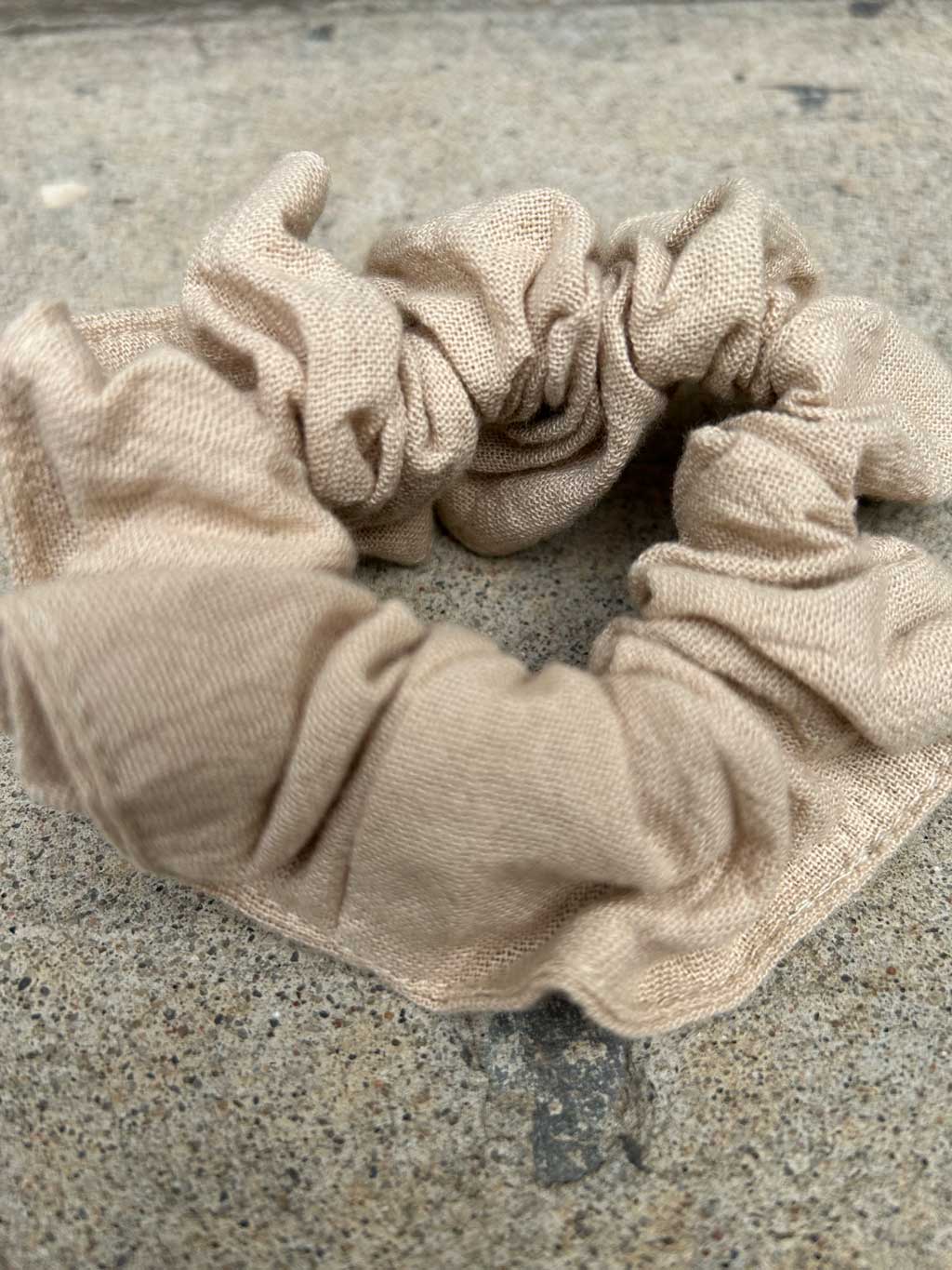 BALI LANE LINEN SCRUNCHIE - BY THE PEOPLE SHOP | PAUSE MORE, LIVE MORE