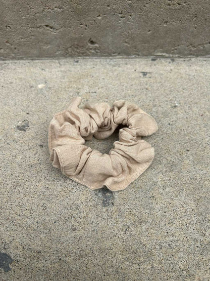 BALI LANE LINEN SCRUNCHIE - BY THE PEOPLE SHOP | PAUSE MORE, LIVE MORE